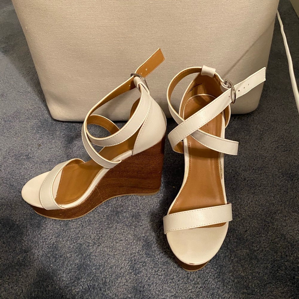 WHITE WEDGES